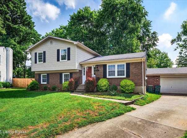 8807 Avondale Ct, Jeffersontown, KY 40299