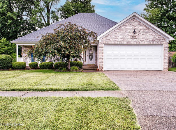 821 Shady Brook Ln, Louisville, KY 40229