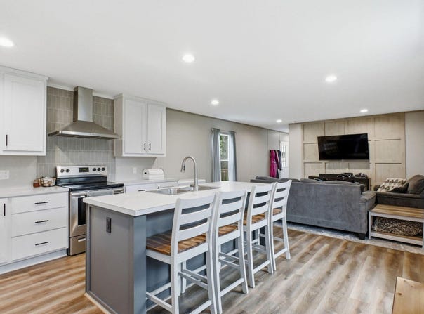 387 E 400th Road, Fair Play, MO 65649