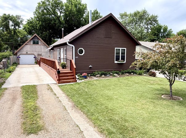 662 9th St SW, Huron, SD 57350