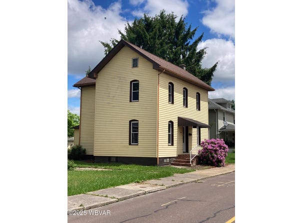 215 E 8TH STREET, Watsontown, PA 17777