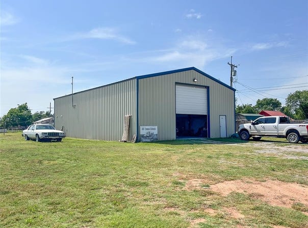 300 N 14th Street, Clinton, OK 73601