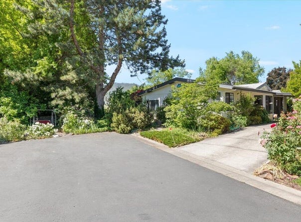 4624 S Pacific Highway, Phoenix, OR 97535
