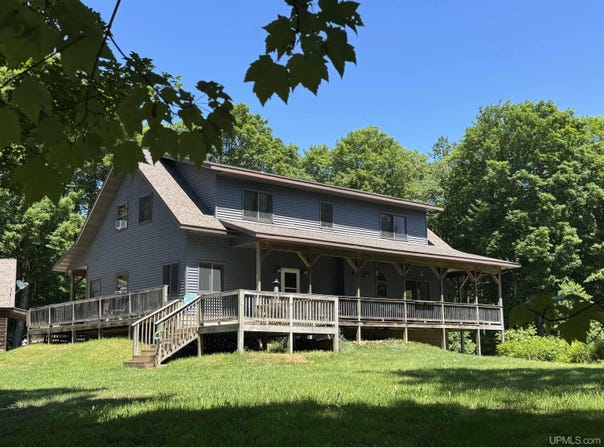 996 E Mcafee Road, Trenary, MI 49891