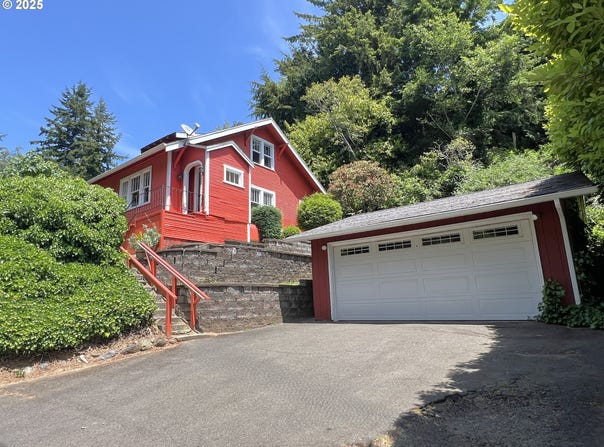 560 N 10TH ST, Coos Bay, OR 97420