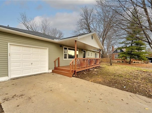 506 Hilltop Street, Smithville, MO 64089