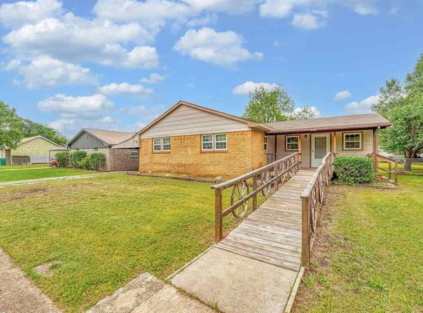 514 E Washington Ave, Walters, OK 73572