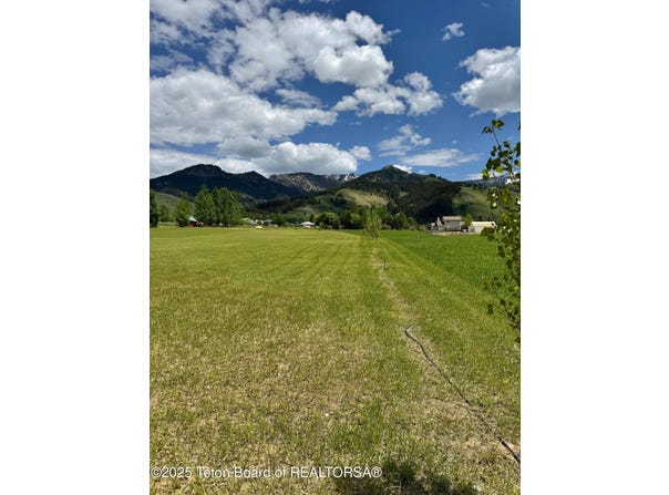 88 PONY Circle, Etna, WY 83118