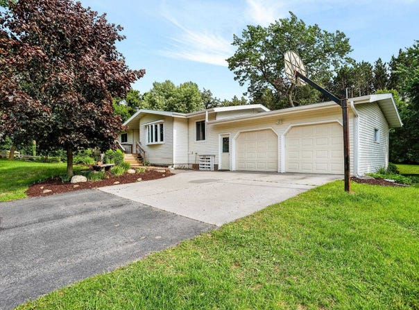 10221 Schoenemann Road, Mazomanie, WI 53560