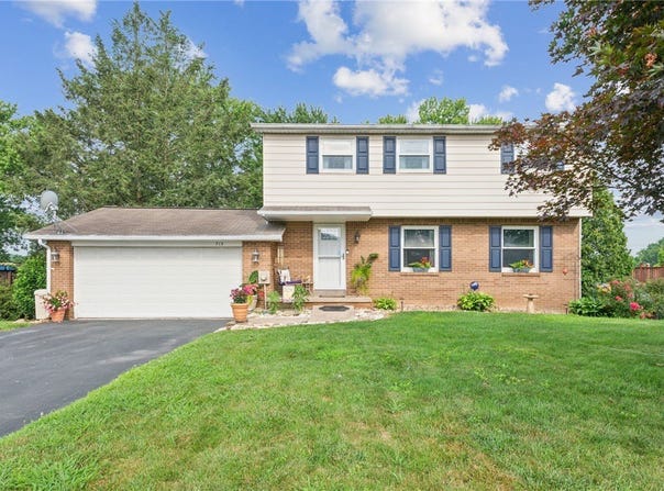 713 Courtview Dr, Hempfield Twp, PA 15601