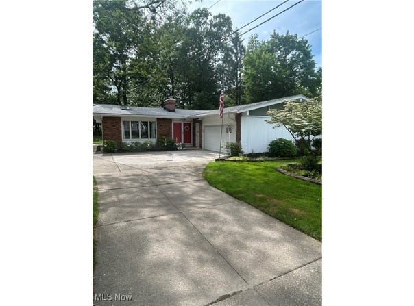 1758 Kenton Circle, Lyndhurst, OH 44124