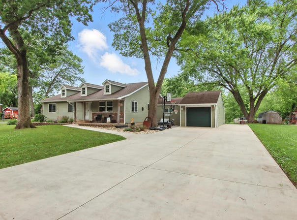 521 S 6th St, Silver Lake, WI 53170
