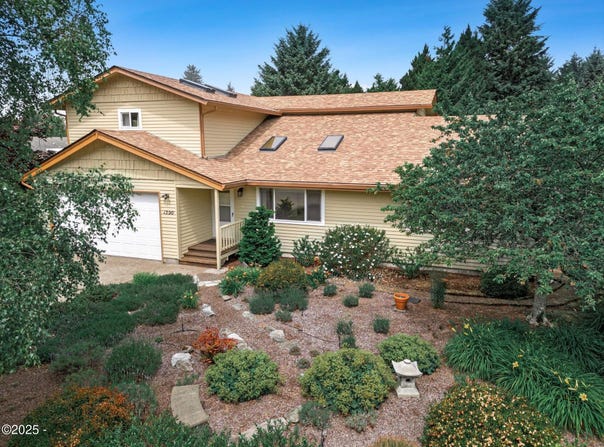 1590 SW Fairway, Waldport, OR 97394