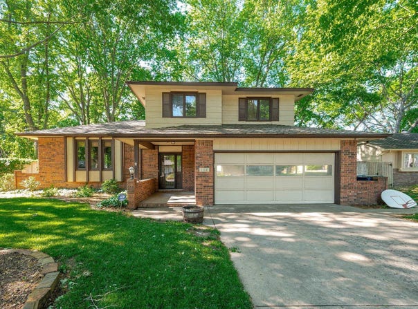 1112 E James St, Derby, KS 67037