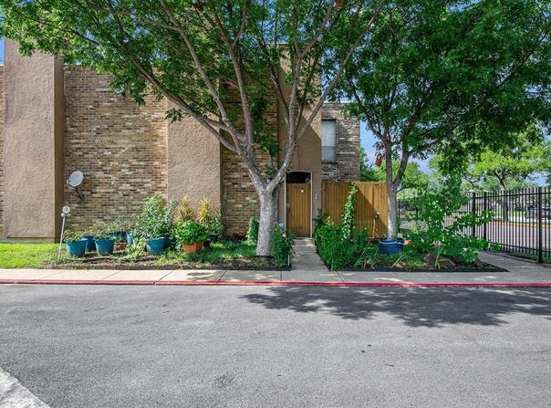 1106 Country Club Lane, Fort Worth, TX 76112
