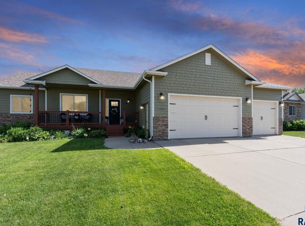 1409 W Creekside Dr, Brandon, SD 57005