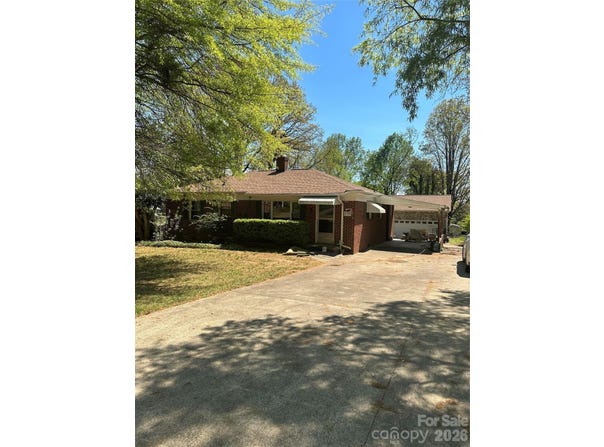 2760 19th Avenue NE, Hickory, NC 28601