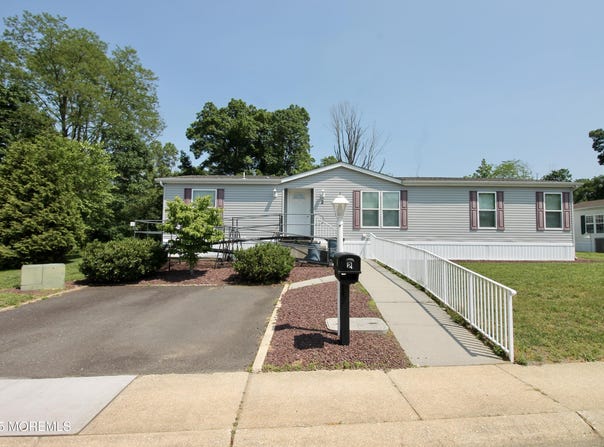 2 Brookside Way, Freehold, NJ 07728