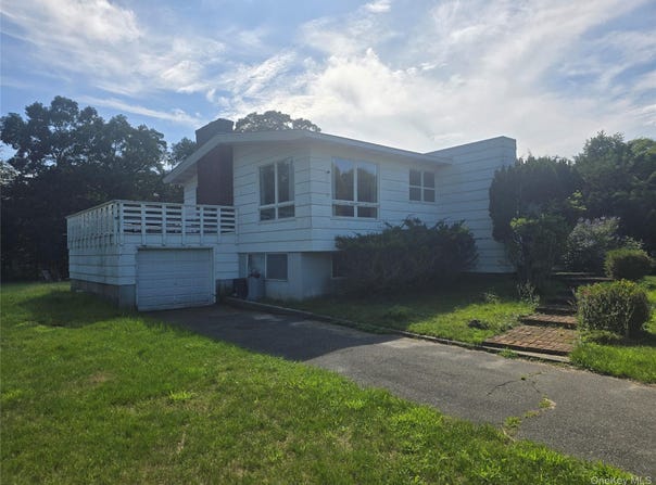 14 Walker Court, East Quogue, NY 11942