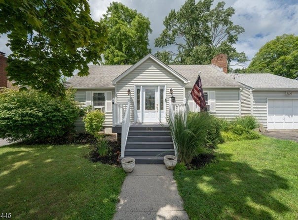 526 Grand Ave, Hackettstown Town, NJ 07840-1129