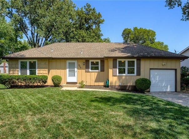904 N Parkway Drive, Olathe, KS 66061