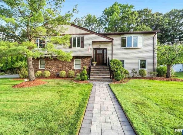 6 Gateway Court, Waldwick, NJ 07463