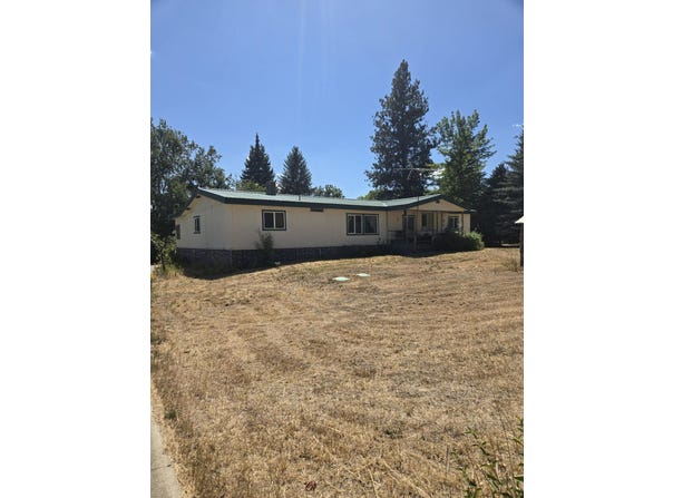 11512 E Bridges Rd, Elk, WA 99009