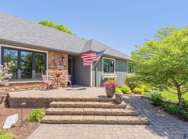 408 N Oak Ridge Rd, Brandon, SD 57005
