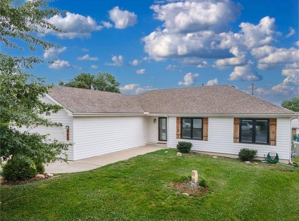 709 N Michigan Circle, Lawrence, KS 66044