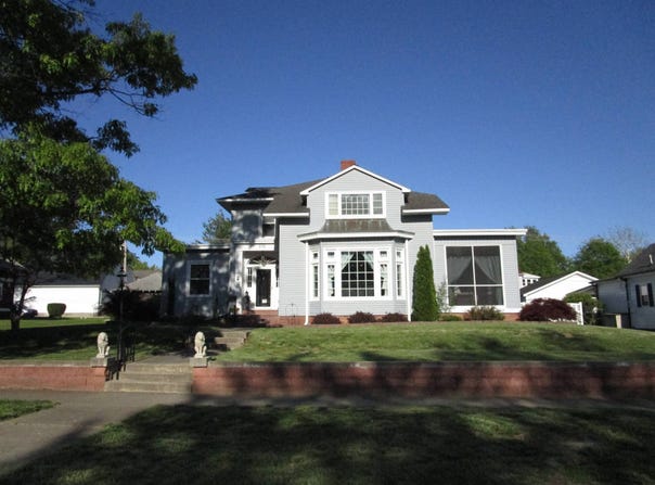 208 4th Street, Carmi, IL 62821