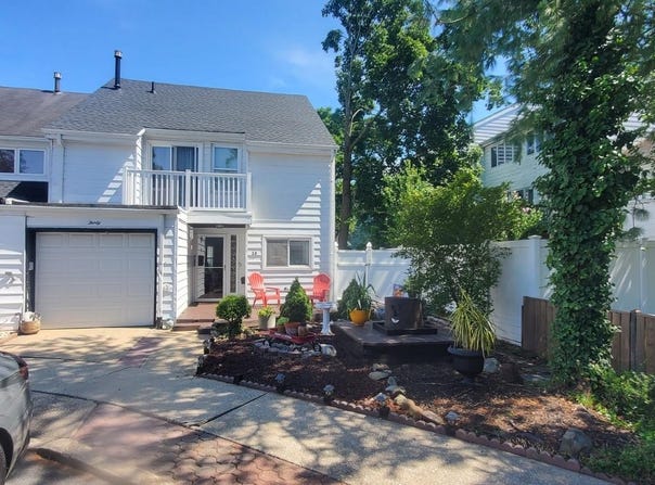 30 Chestnut Circle, Staten Island, NY 10312