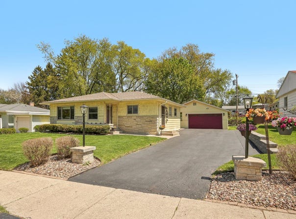 2107 Glenwall Dr, Waukesha, WI 53188