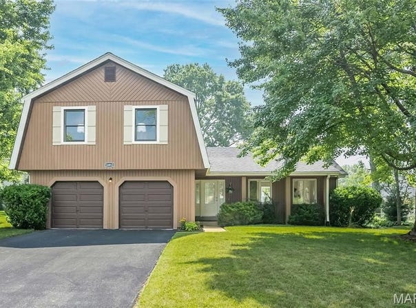 16012 Clarkson Woods Drive, Chesterfield, MO 63017