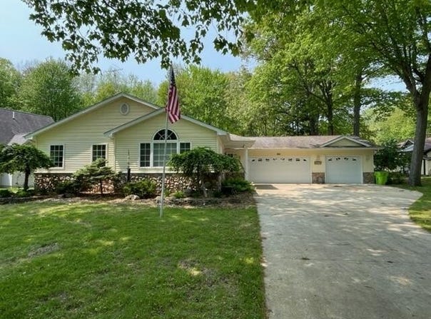 991 W Higgins Lake Drive, Roscommon, MI 48653