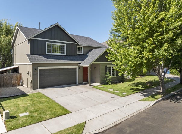 2944 SW Deschutes Drive, Redmond, OR 97756