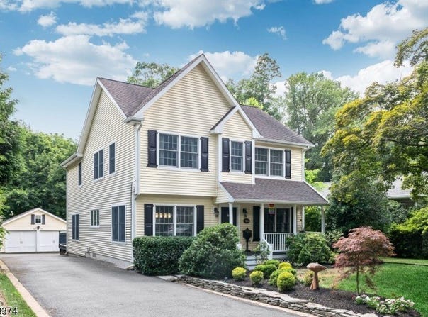 55 Woodland Ave, Allendale Boro, NJ 07401-1202