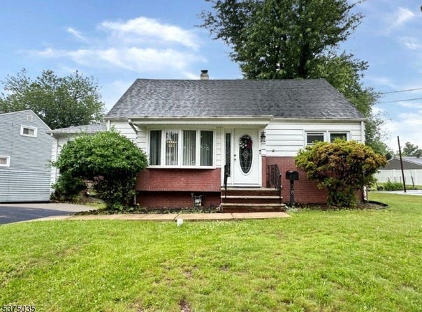 38 Independence Dr, Roselle Boro, NJ 07203-2409