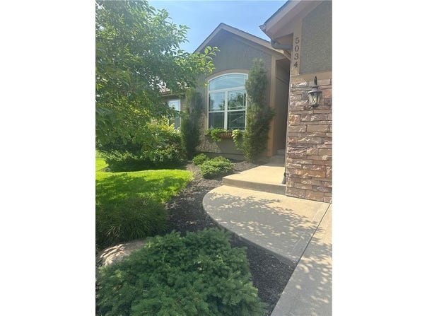5034 Woodstock Court, Shawnee, KS 66218
