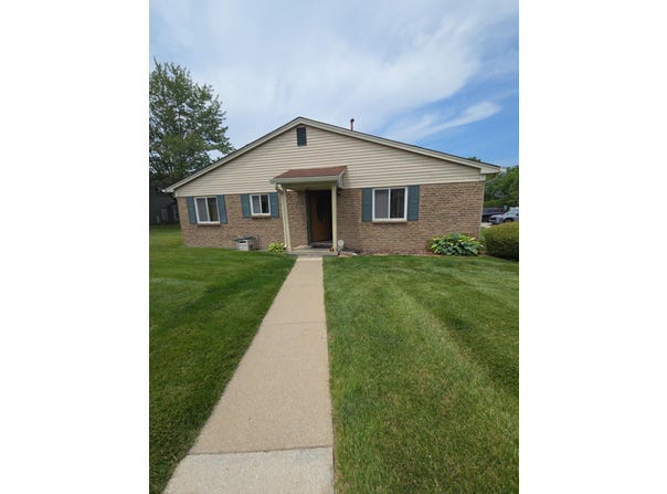 20041 Village Green Court, Brownstown, MI 48183