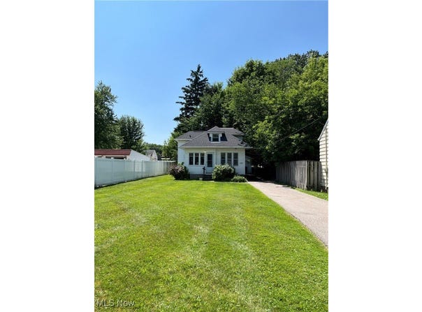 1386 Sunset Road, Mayfield Heights, OH 44124