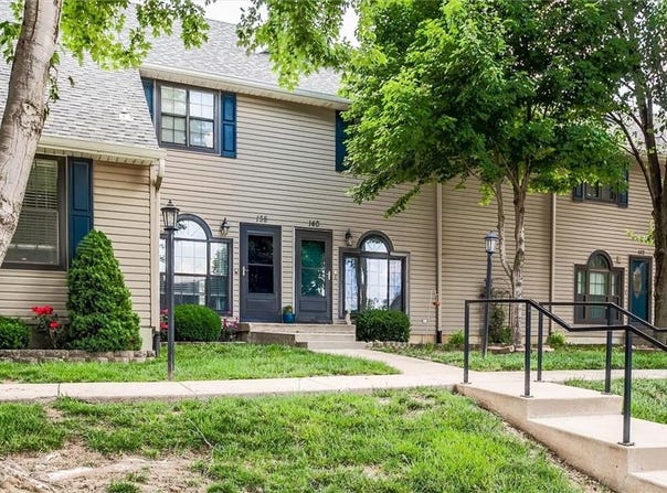 140 Stonebridge Lane, Smithville, MO 64089