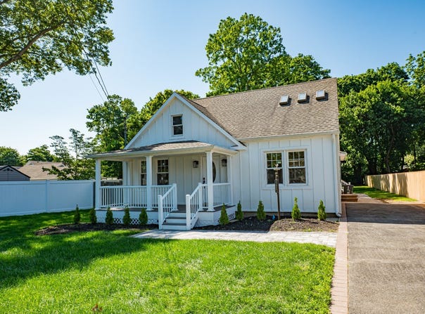 122 Fifth St, SAINT JAMES, NY 11780
