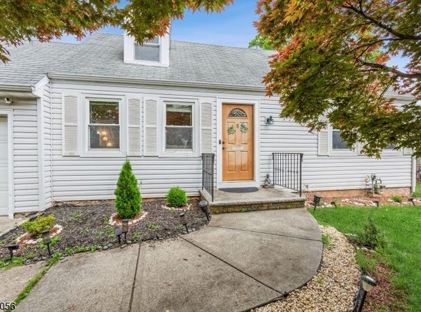8 Longfellow Dr, Woodbridge Twp., NJ 07067-3012