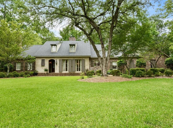 112 Heatherwood Dr., Hattiesburg, MS 39402
