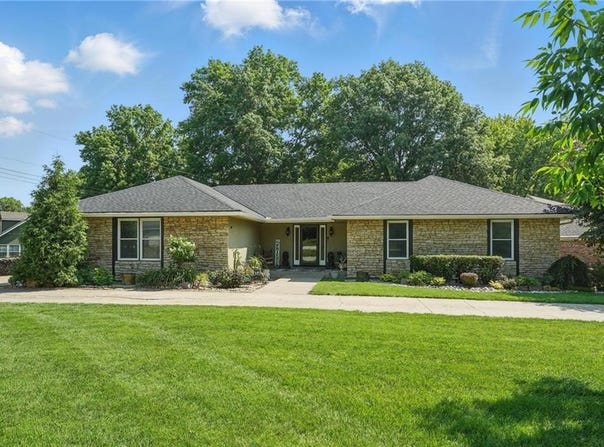 307 SE Westwind Drive, Lee's Summit, MO 64063