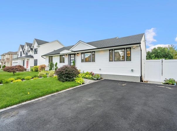 31 Kalda Lane, Plainview, NY 11803