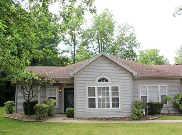 9 Hunters Woods Boulevard unit: B, Canfield, OH 44406