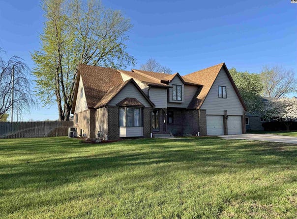 901 Loch Lommond Dr, Hutchinson, KS 67502