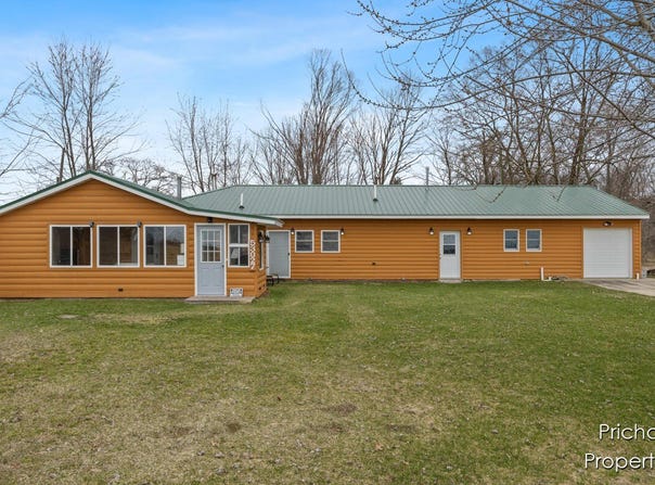 53027 Twin Lakes Road, Dowagiac, MI 49047