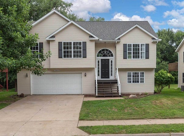 5804 Hillandale Road, Davenport, IA 52806